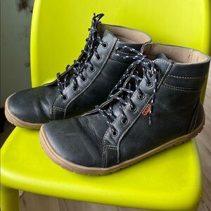 Minimalistic barefoot booties, women’s 9.5 Fare brand